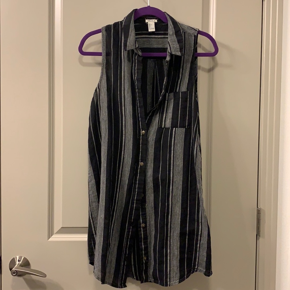 Forever 21 button up sleeveless top